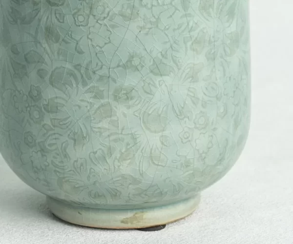 ceramic-vase-detail-display-2-768x640